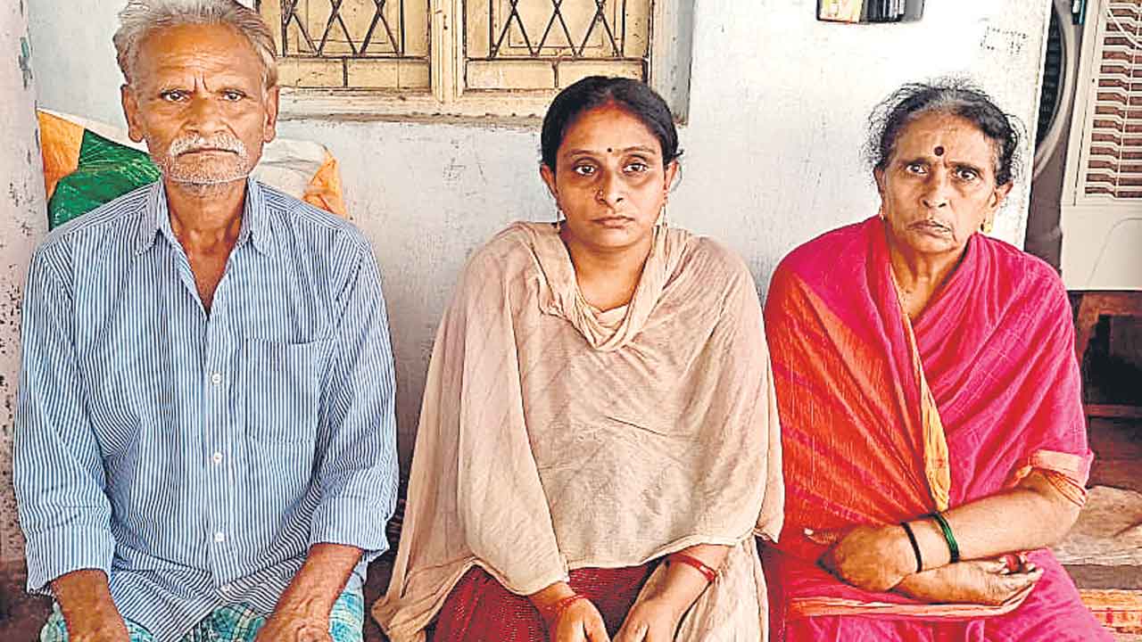 కేసు ఎత్తివేయకుంటే ఆత్మహత్యే