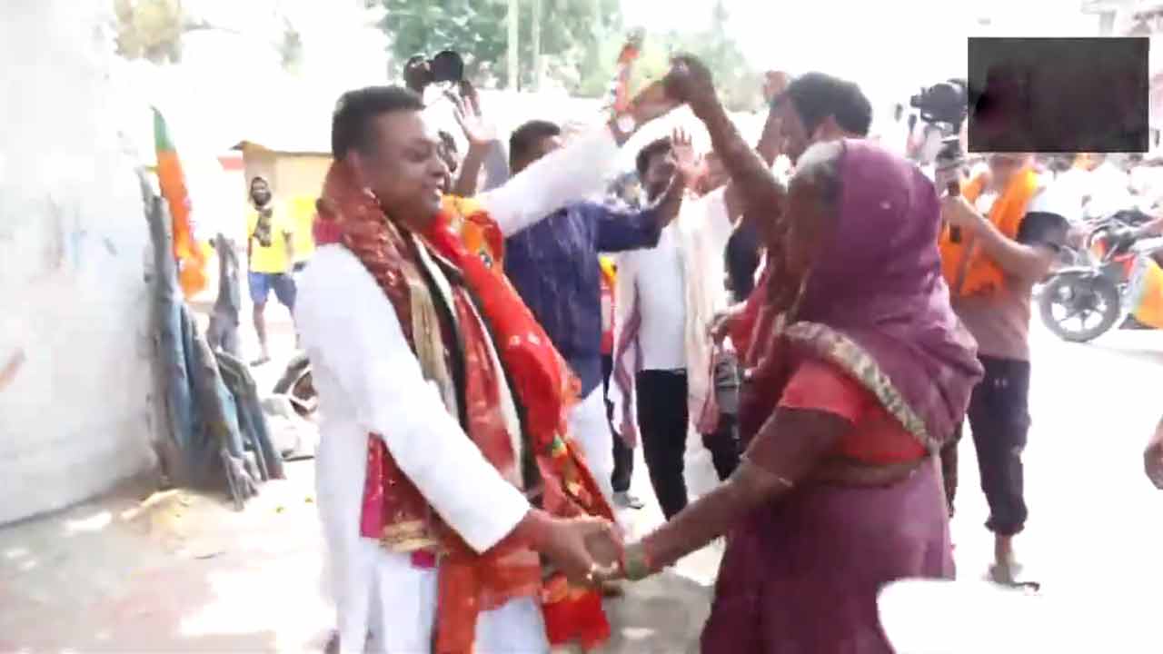 Dance | ప్రచారంలో వృద్ధురాలితో కలిసి బీజేపీ అభ్యర్థి డ్యాన్స్‌.. Video viral