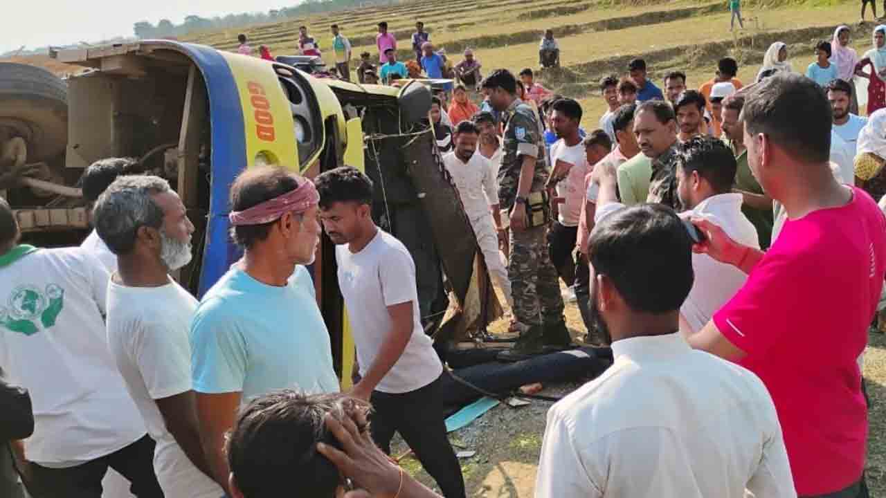 School Bus | పాఠశాల బస్సు బోల్తా.. 15 మంది చిన్నారులకు గాయాలు