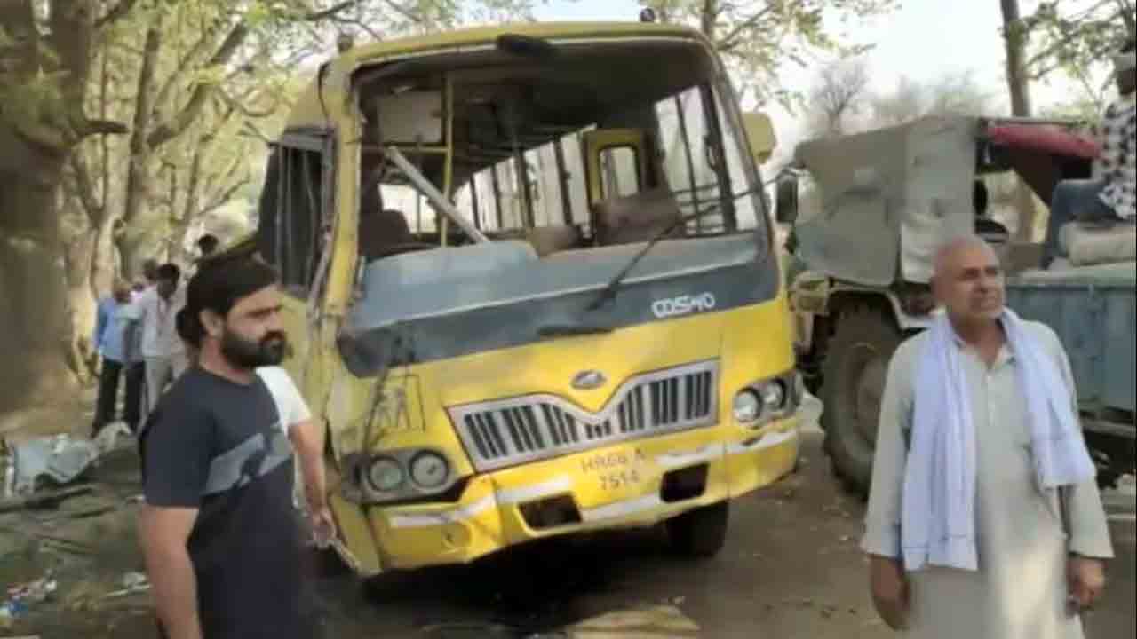 School Bus | చెట్టును ఢీ కొట్టి బోల్తాపడిన పాఠశాల బస్సు.. ఆరుగురు విద్యార్థులు మృతి