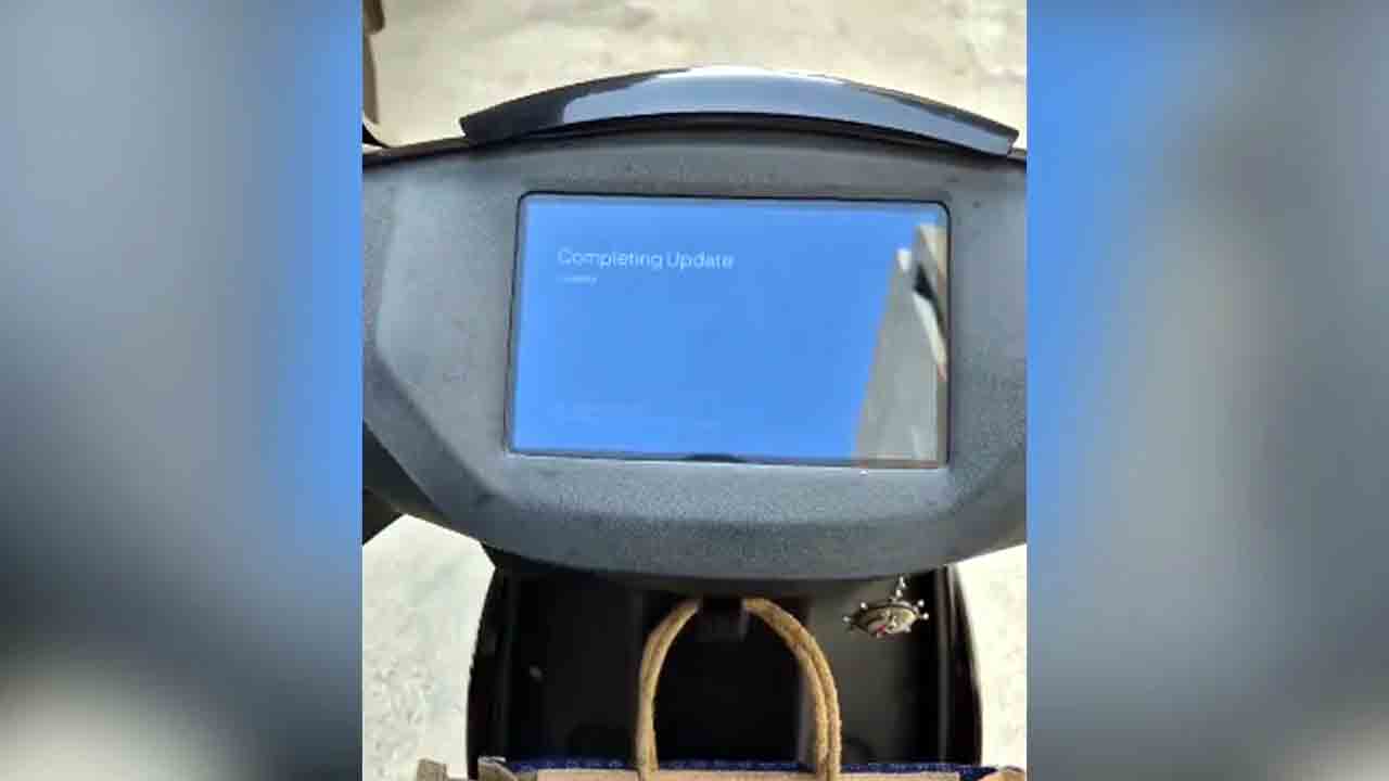 Scooter Updating | స్కూటర్‌ అప్‌డేట్‌ కారణంగా ఆఫీస్‌కు లేట్‌.. కొత్తసాకు దొరికిందంటున్న నెటిజన్లు