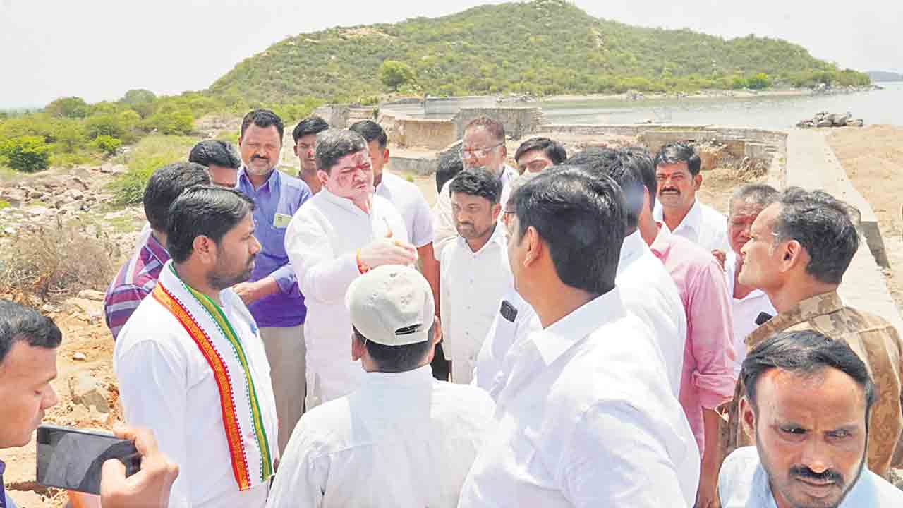 కేంద్రం నిధులు విడుదల చేయాలి