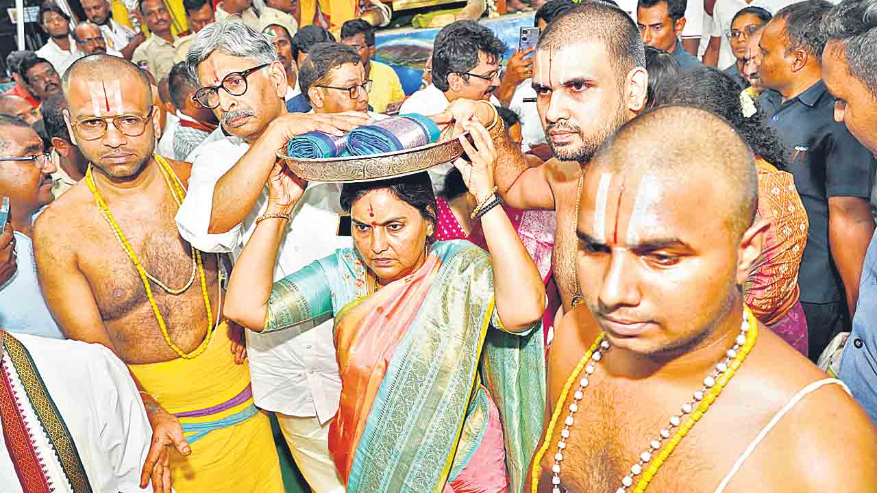 నేత్రపర్వం.. ఎదుర్కోలు ఉత్సవం