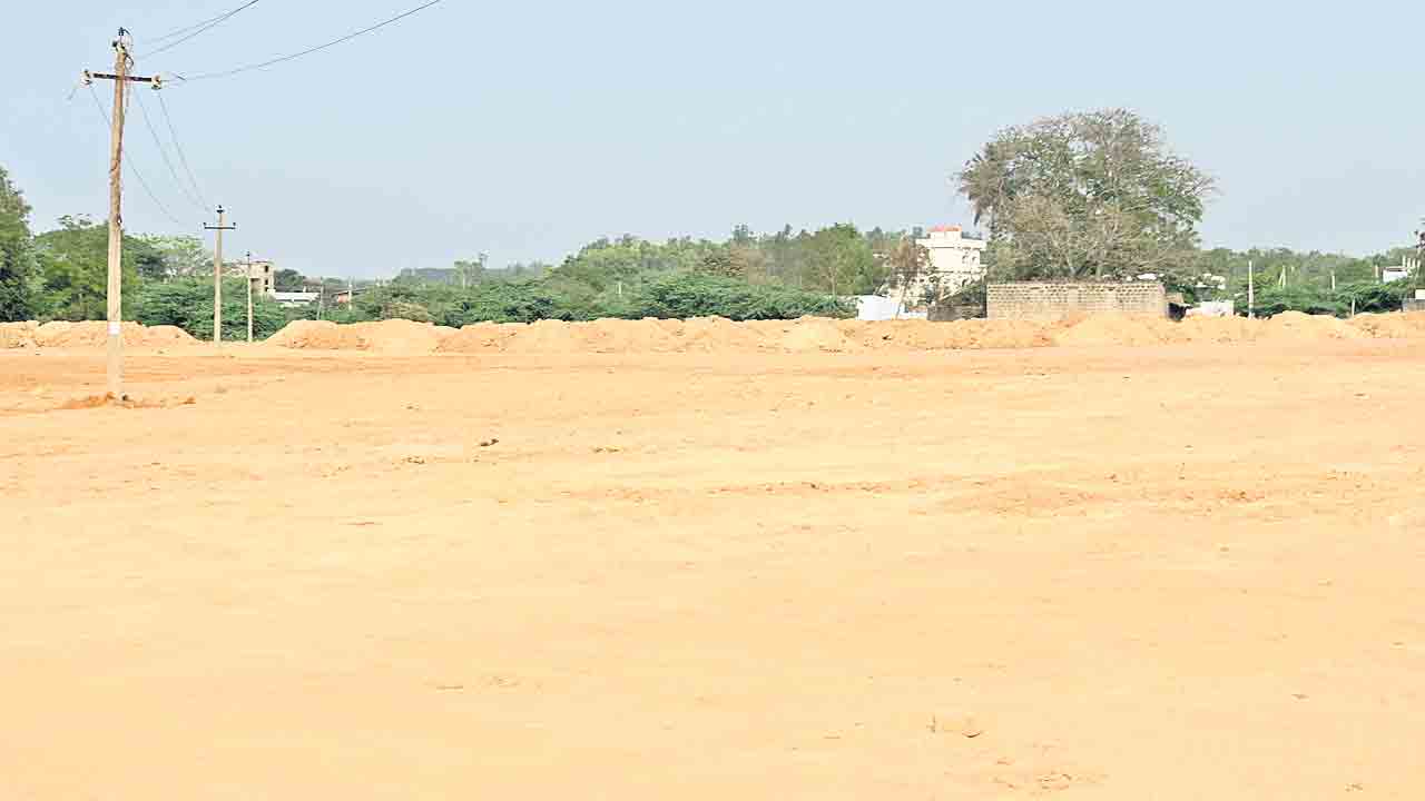 సింగరేణి భూమి కబ్జా చేసి.. అక్రమ లే అవుట్‌