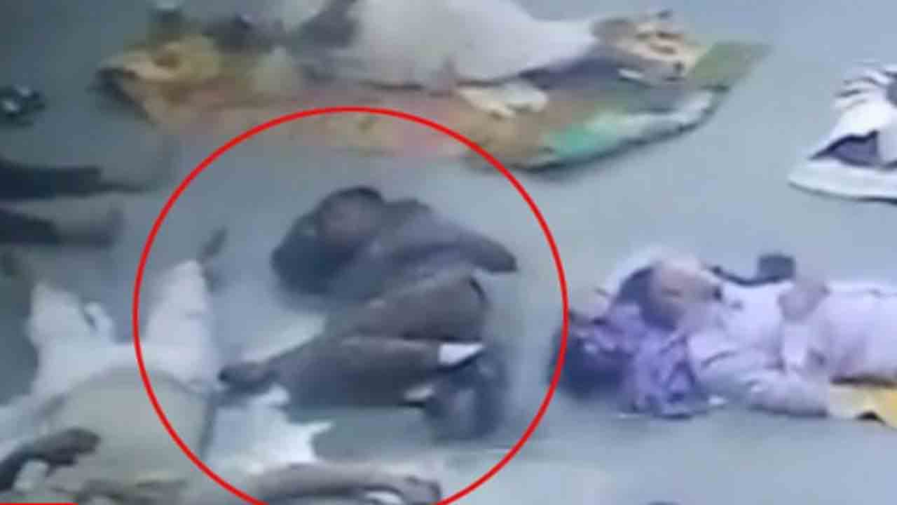 Watch: రైల్వే స్టేషన్‌లో నిద్రపోతున్నట్లు నటిస్తూ చోరీలు.. వీడియో వైరల్‌