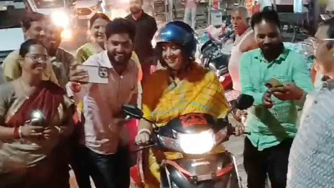 Smriti Irani | అమేథిలో స్మృతి ఇరానీ స్కూటర్‌ రైడ్‌.. ప్రచారంలో దూసుకెళ్తున్న కేంద్ర మంత్రి