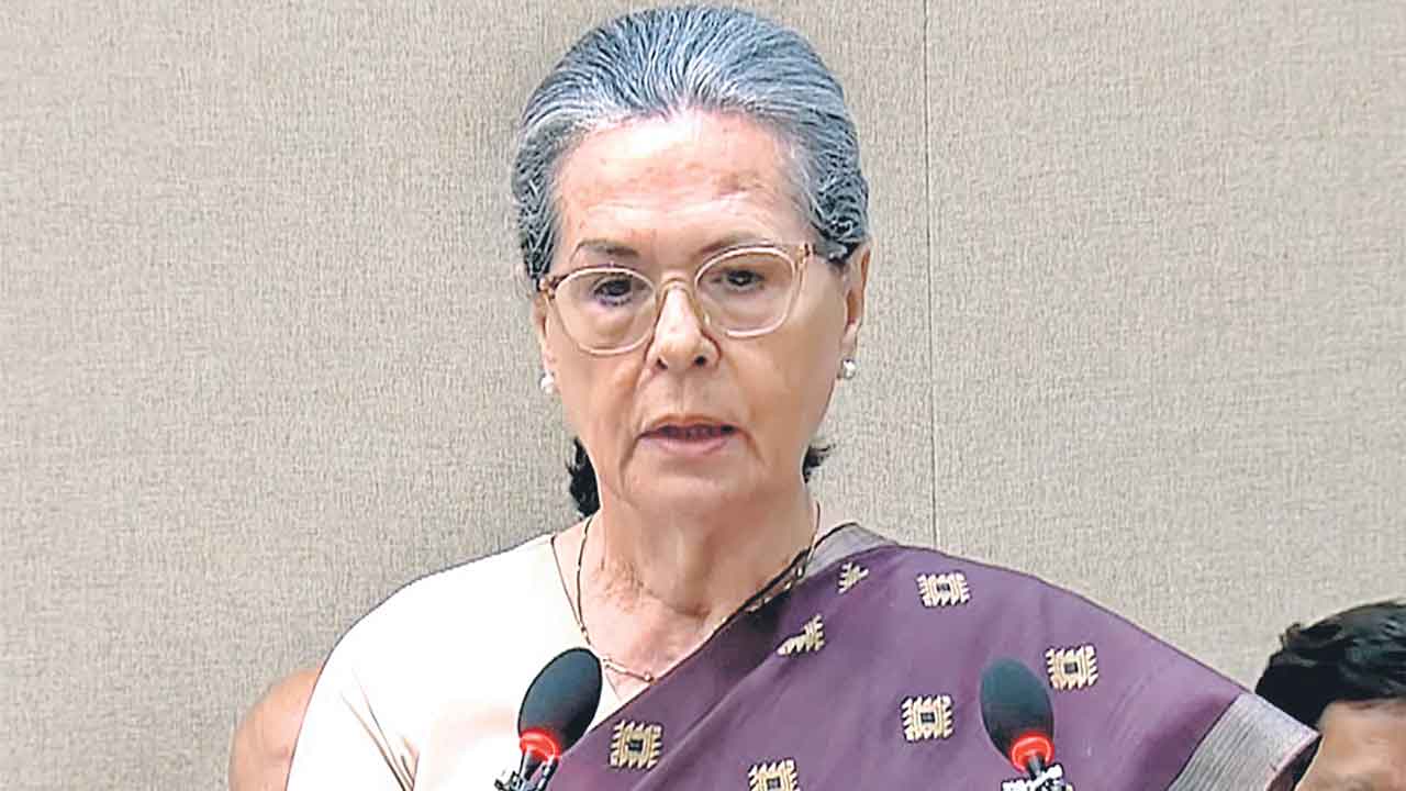 రాజ్యసభ సభ్యురాలిగా సోనియా ప్రమాణం