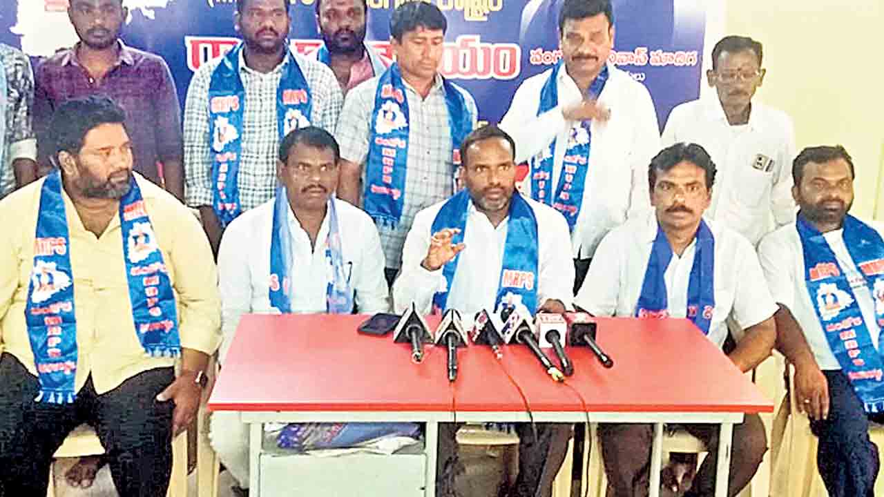 కడియం కులమేమిటో చెప్పాలి