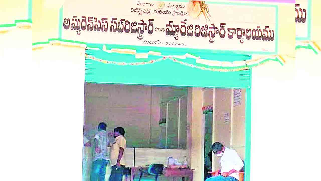 సబ్ రిజిస్ట్రార్లో ‘బ్రోకర్’ దందా!