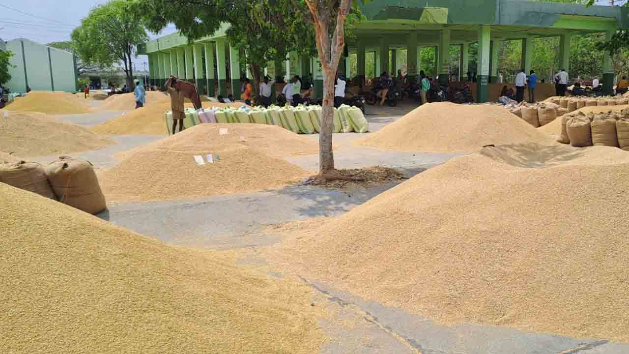 సూర్యాపేట మార్కెట్‌కు పోటెత్తిన ధాన్యం