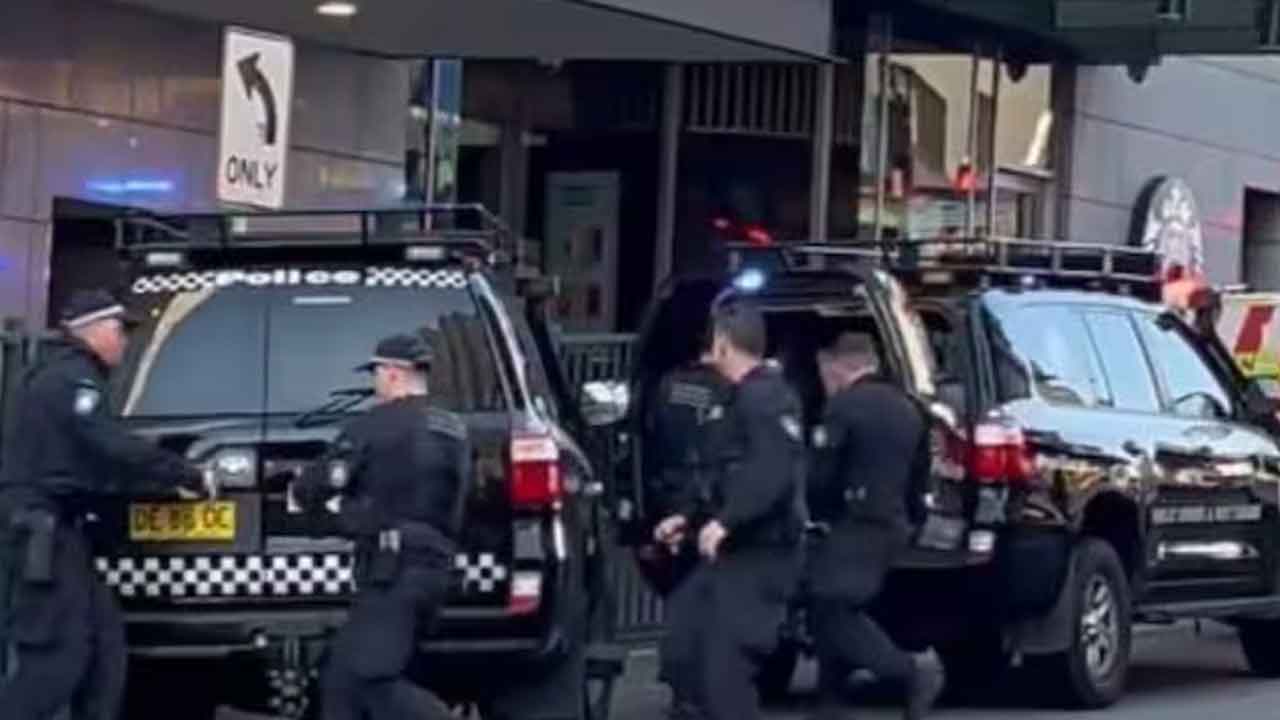 షాపింగ్‌ మాల్‌లో దాడి.. ఆరుగురి మృతి