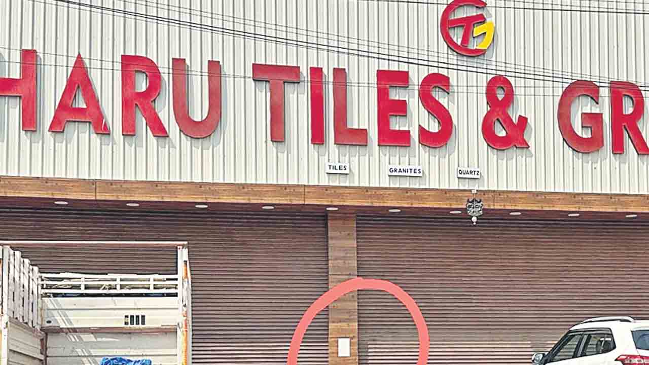 సీజ్‌ చేసిన షెడ్లలో దర్జాగా దందా