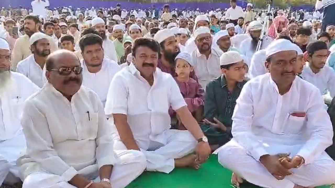 Talasani Srinivas Yadav | రంజాన్‌ ప్రత్యేక ప్రార్థనల్లో పాల్గొన్న మాజీ మంత్రి తలసాని