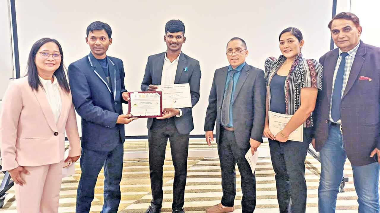 గురుకుల లా విద్యార్థికి ఓరల్‌ ప్రజెంటేషన్‌ అవార్డు