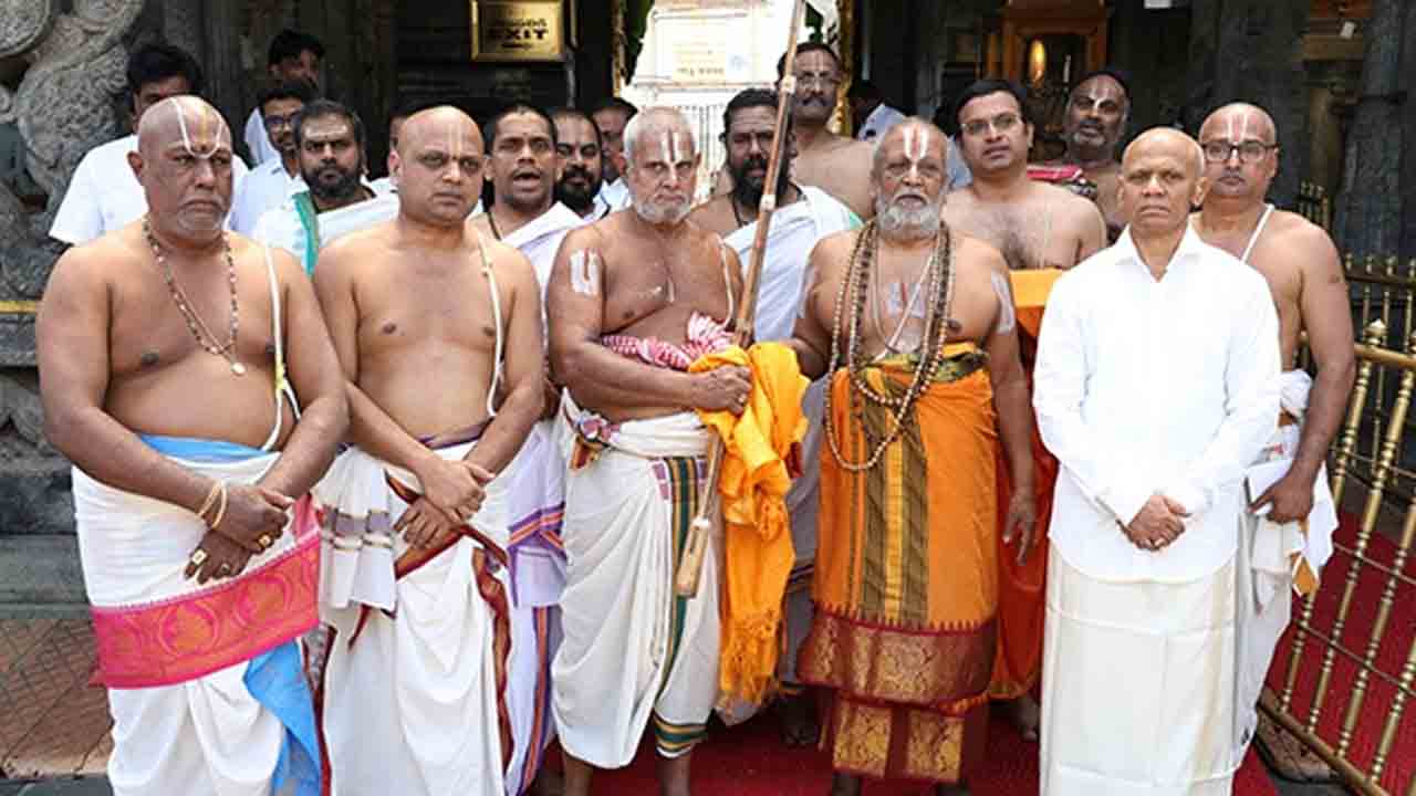 Tirumala | తిరుమలలో అన్ని కంపార్టుమెంట్లు ఫుల్‌