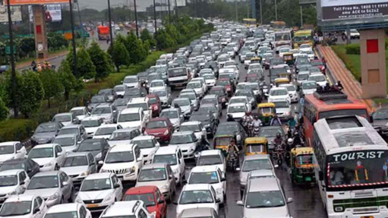 Traffic | హైదరాబాద్‌-విజయవాడ రహదారిపై వాహనాల రద్దీ.. మెట్రో సర్వీసులు పొడిగింపు