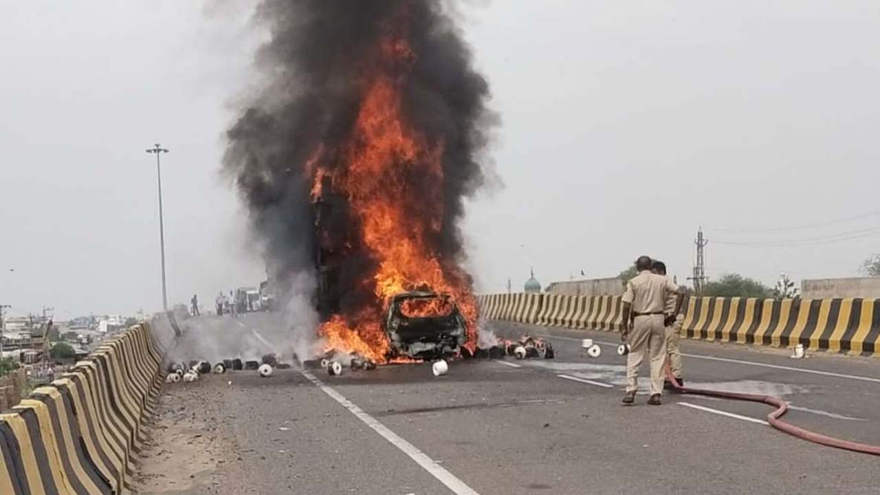 Road Accident | కారు, ట్రక్కు ఢీ.. మంటలు చెలరేగి ఏడుగురు సజీవ దహనం