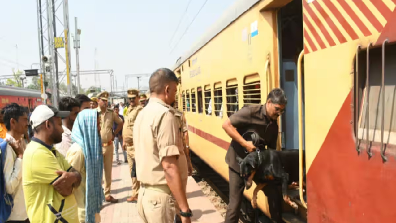 Barauni-Gwalior Express | రైలుకు బాంబు బెదిరింపు..! తనిఖీలతో భయాందోళనకు గురైన ప్రయాణికులు