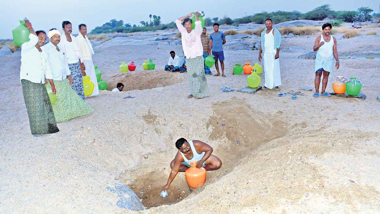 Gadwal | ఒక్క బిందె నీళ్లు నిండడానికి 2 గంటలు.. తాగునీటి కోసం అయిజ వాసుల పాట్లు