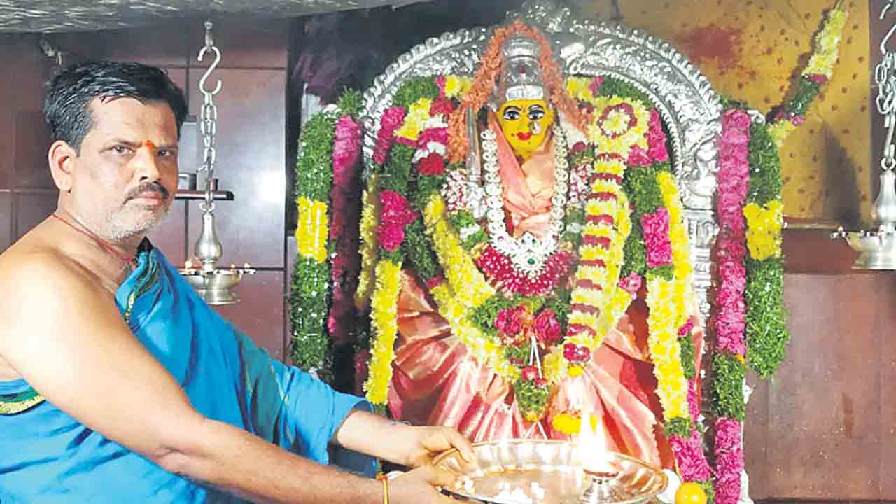 కిటకిటలాడిన ఏడుపాయల