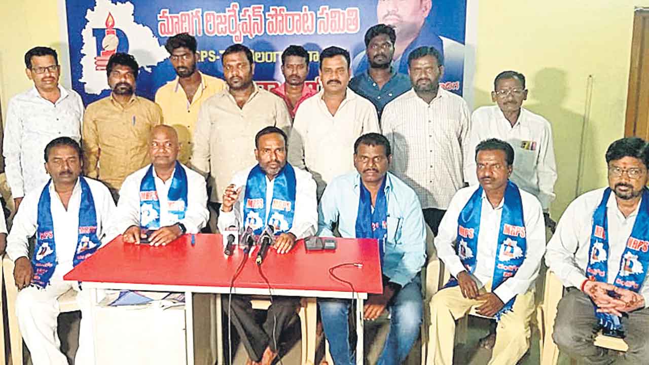 గాంధీభవన్‌ ముందు చావుడప్పు
