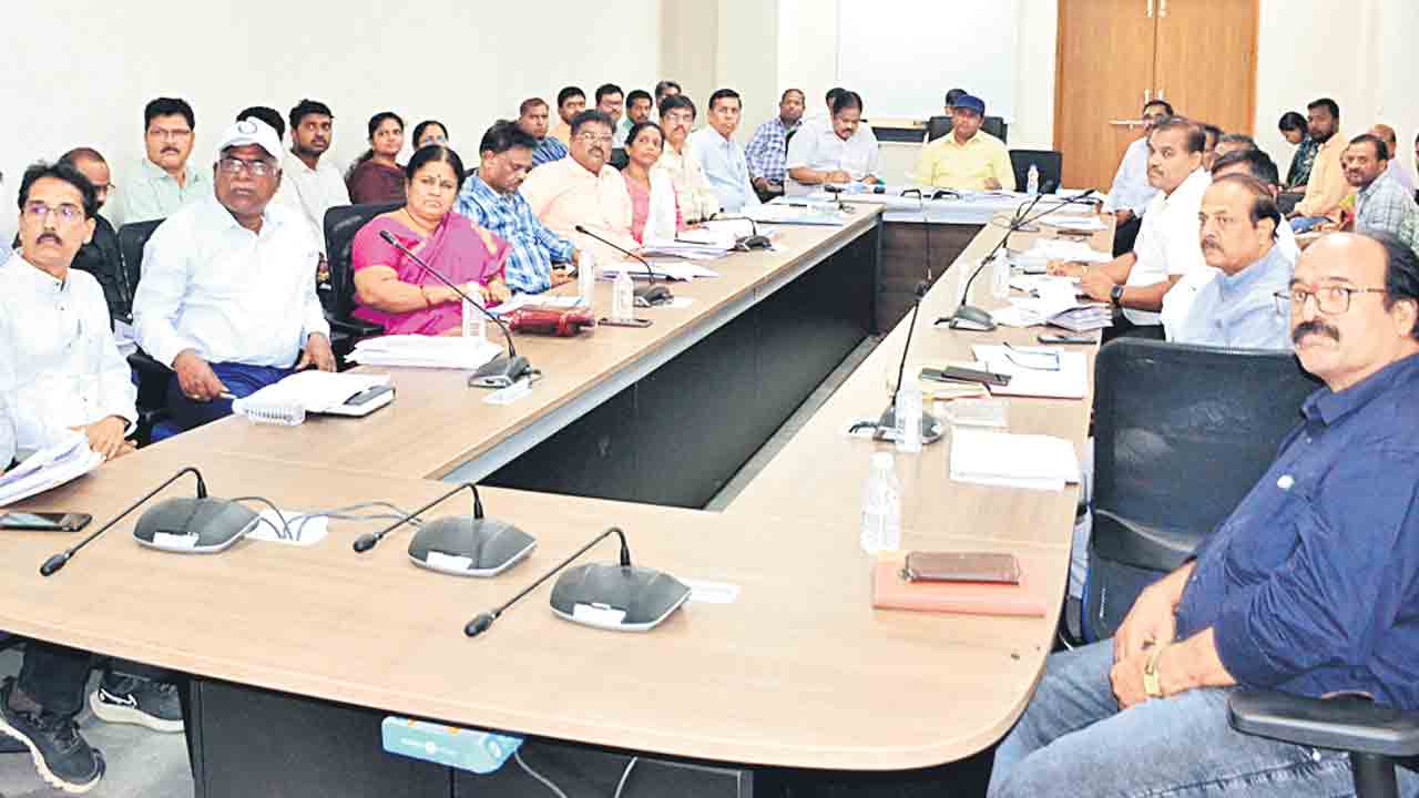 తాగునీటి సమస్యలు పరిషరించాలి