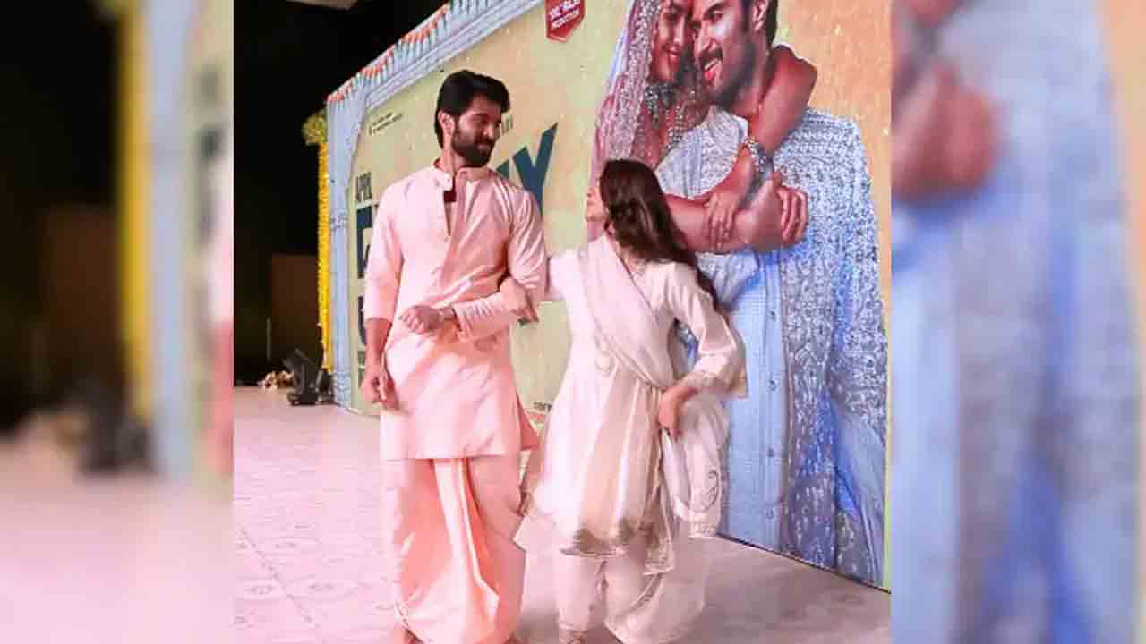 MrunalThakur | కలర్ఫుల్గా విజయ్ దేవరకొండ ఫ్యామిలీ స్టార్ ప్రమోషన్స్.. ట్రెండింగ్లో మృణాళ్ ఠాకూర్ విజువల్స్