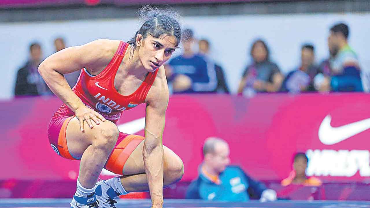 వినేశ్‌కు పారిస్‌ బెర్తు.. మూడో మ‌హిళా రెజ్ల‌ర్‌గా రికార్డు