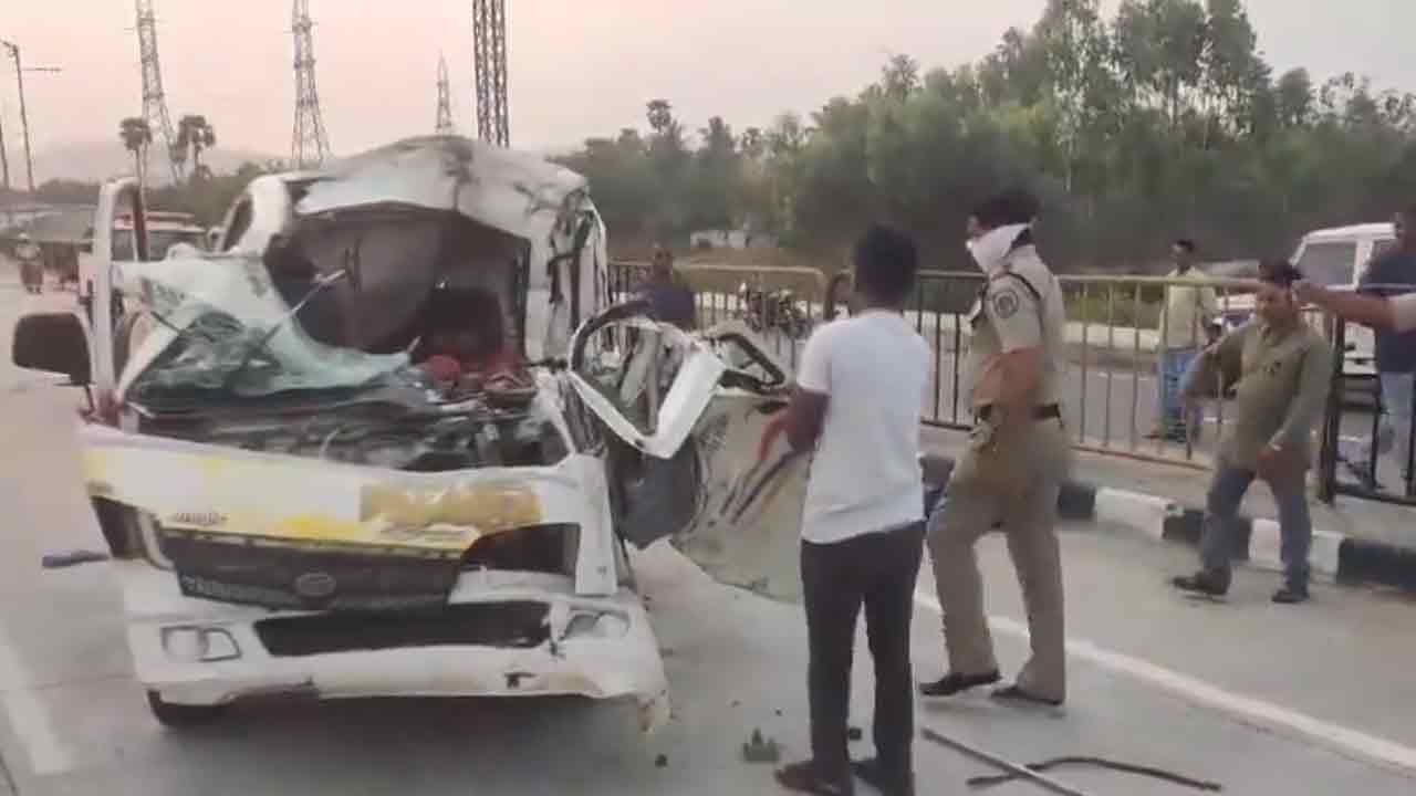 Road Accident | పెందుర్తిలో ఘోర రోడ్డు ప్రమాదం.. ముగ్గురు దుర్మరణం
