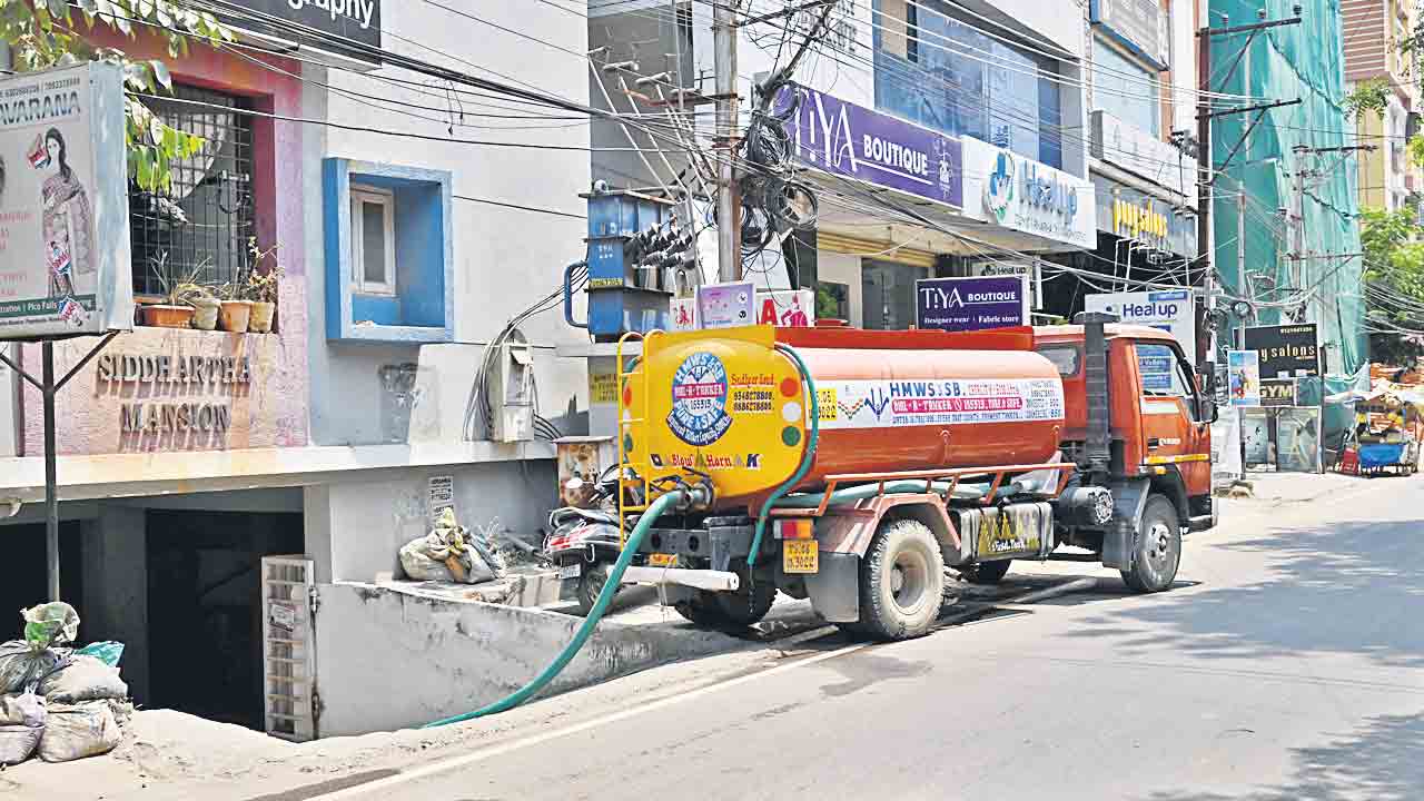 Hyderabad | హైదరాబాద్‌ మహానగరంలో తాగునీటి కటకట.. రోజుకు 6500 ట్యాంకర్ల బుకింగ్‌!