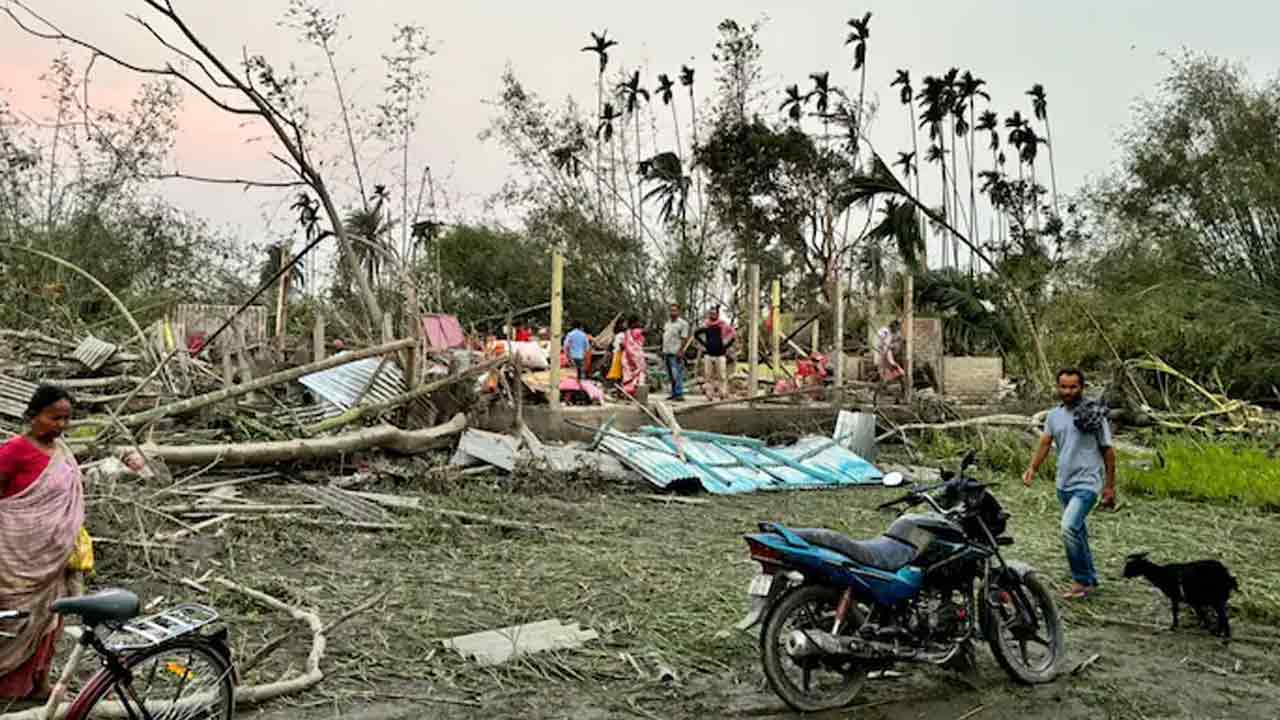 Bengal storm | బెంగాల్‌లో తుఫాను బీభత్సం.. ఐదుగురు మృతి, 300 మందికి గాయాలు