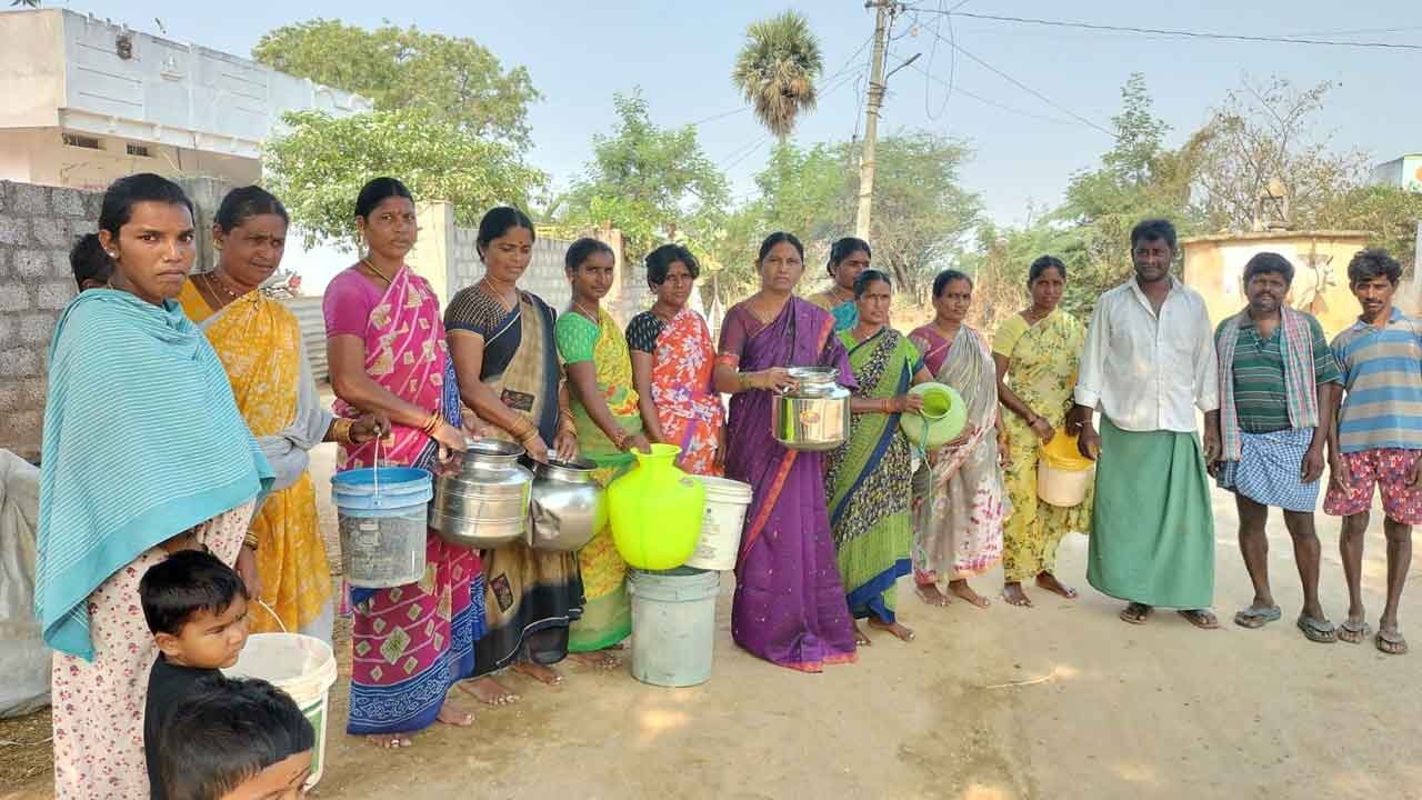 తాగునీటి కోసం రోడ్డెక్కిన మహిళలు