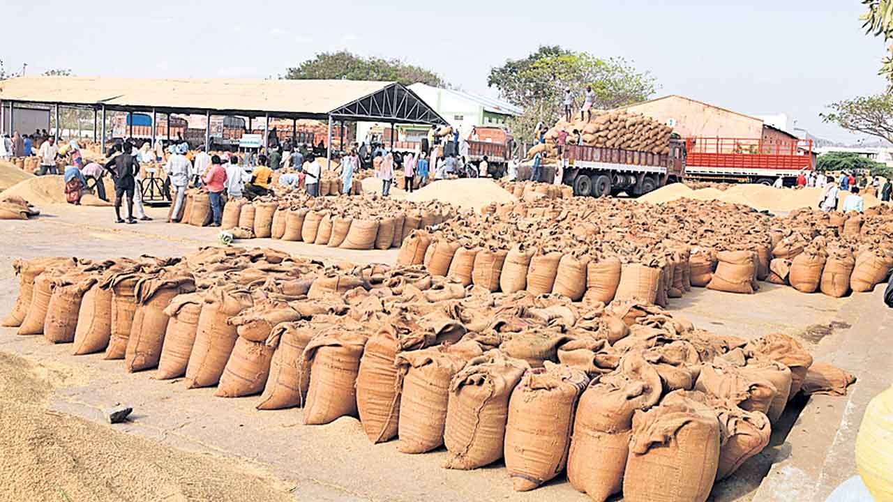 Telangana | యాసంగి వడ్లకు చోటేది?.. గత యాసంగి, వానకాలం ధాన్యం ఇంకా మిల్లుల్లోనే