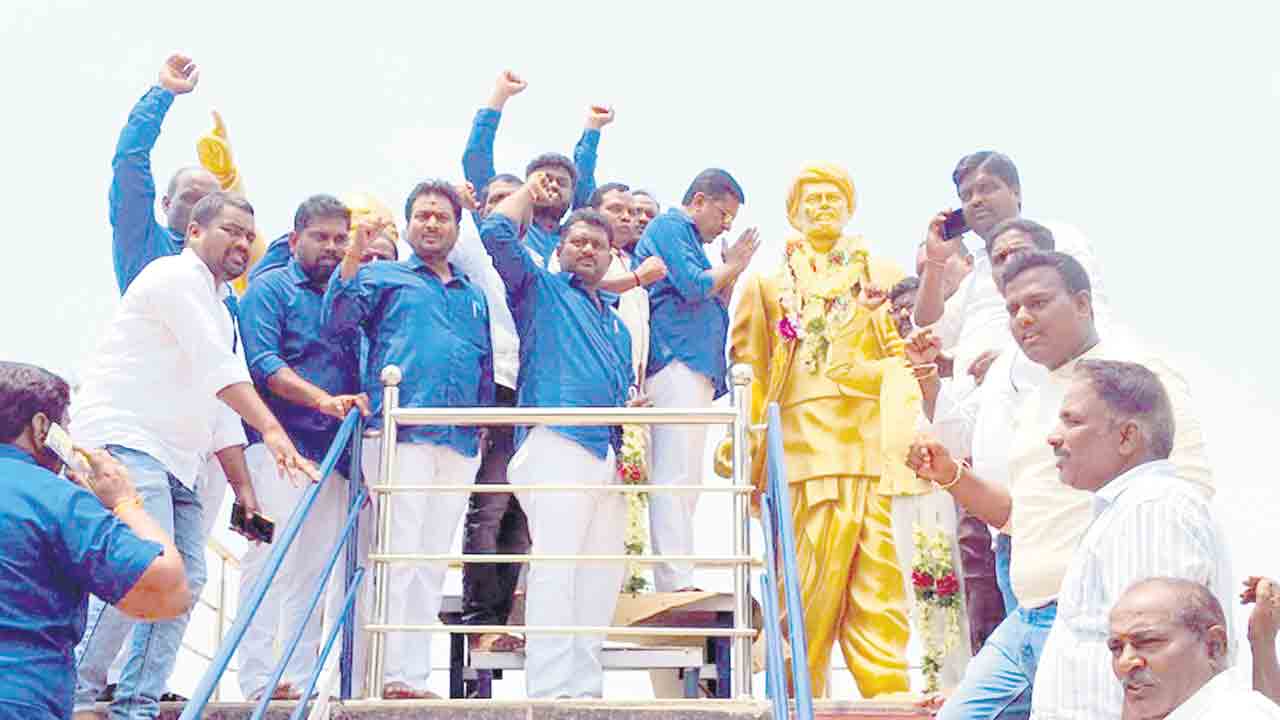 రైతుల పక్షాన దీక్షలు చేస్తే కేసులా..?