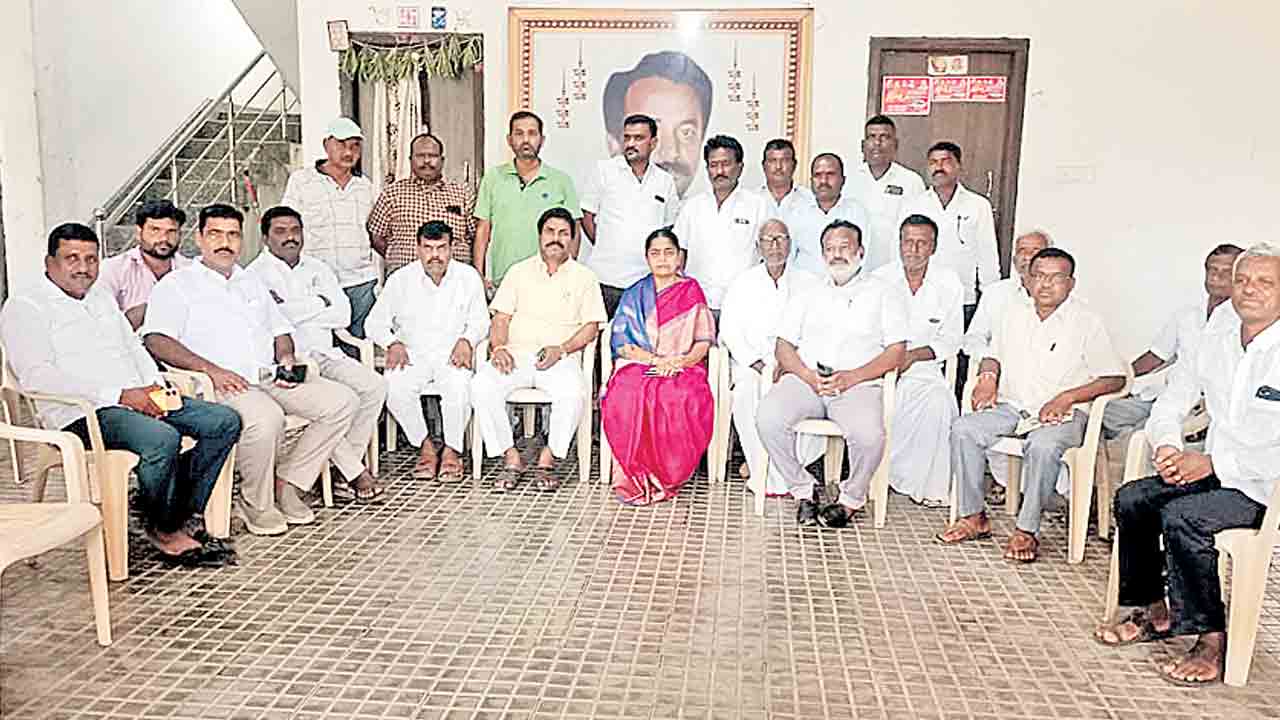 పూటకో పార్టీ మారుస్తూ నాపైనే విమర్శలా?