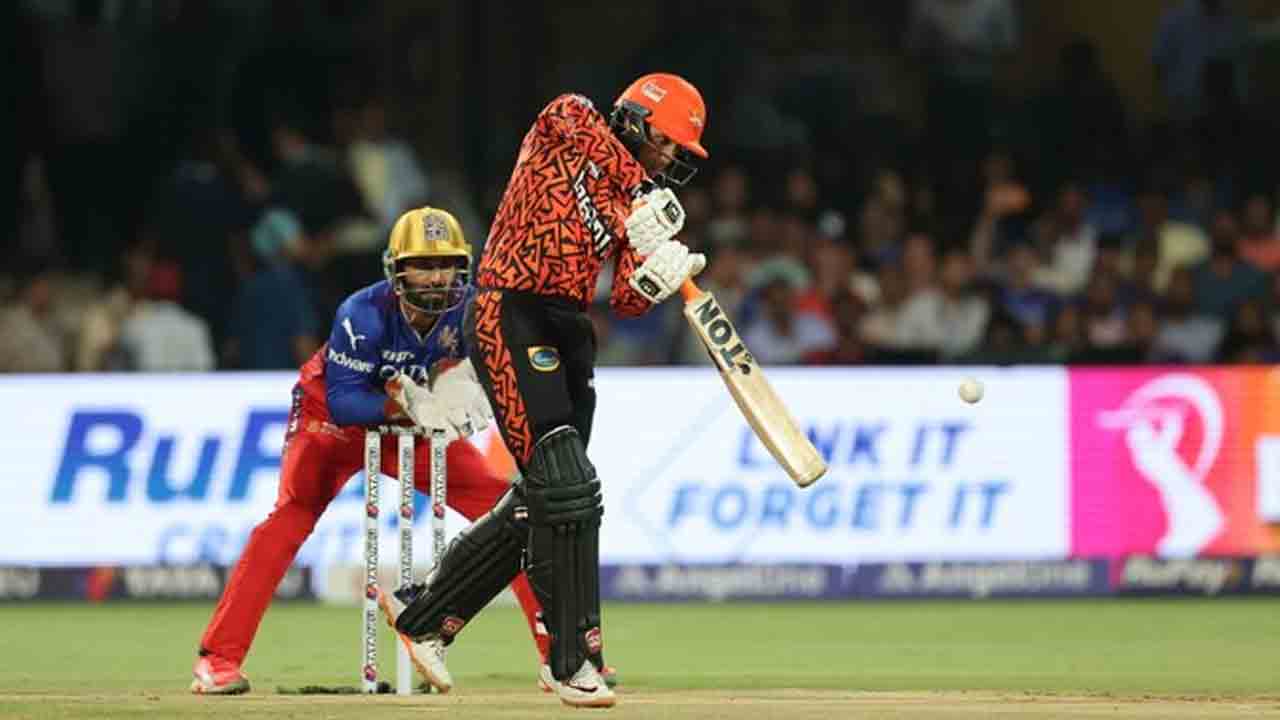 RCB vs SRH | 20 బంతుల్లోనే హెడ్ హాఫ్ సెంచరీ.. పవర్ ప్లేలో హైదరాబాద్ స్కోర్..?