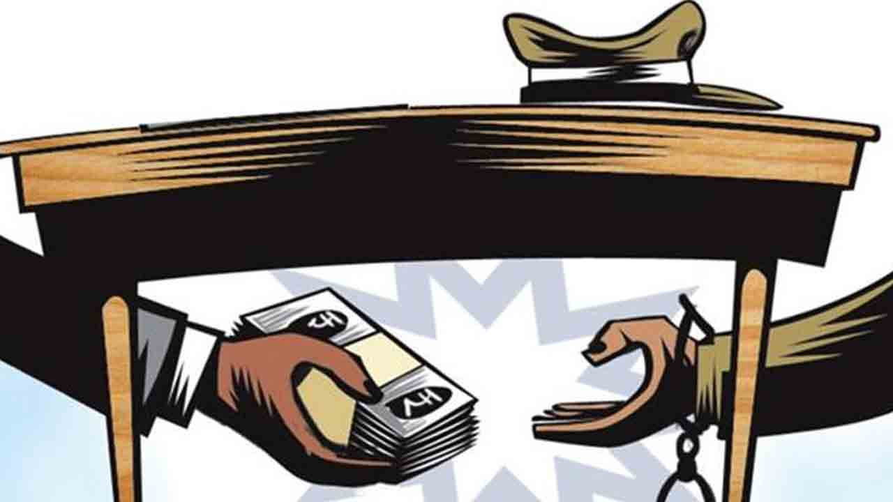 ACB Raids | రూ.10 వేలు లంచం తీసుకుంటూ రెడ్హ్యండెడ్గా పట్టుబడ్డ డీటీ