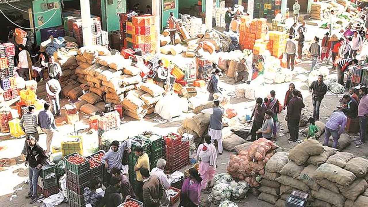 సూర్యాపేట వ్యవసాయ మార్కెట్‌కు మూడ్రోజులు సెలవు