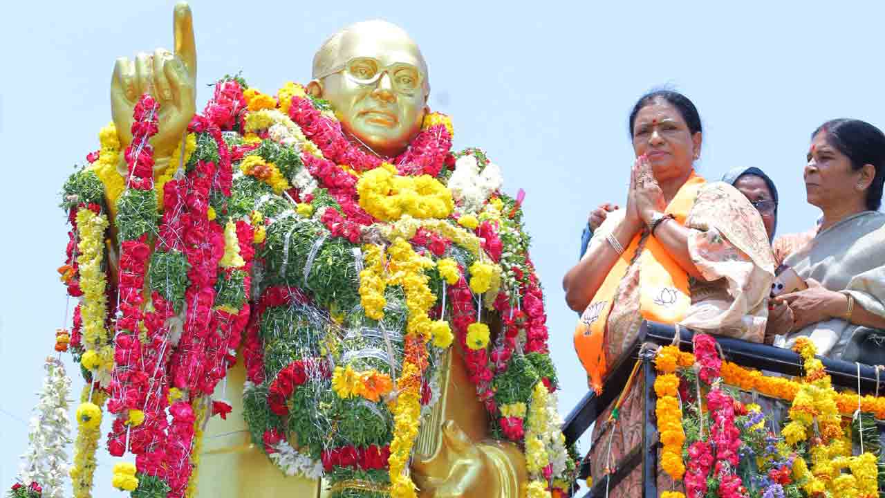 అంబేద్కర్‌కు ఘన నివాళి