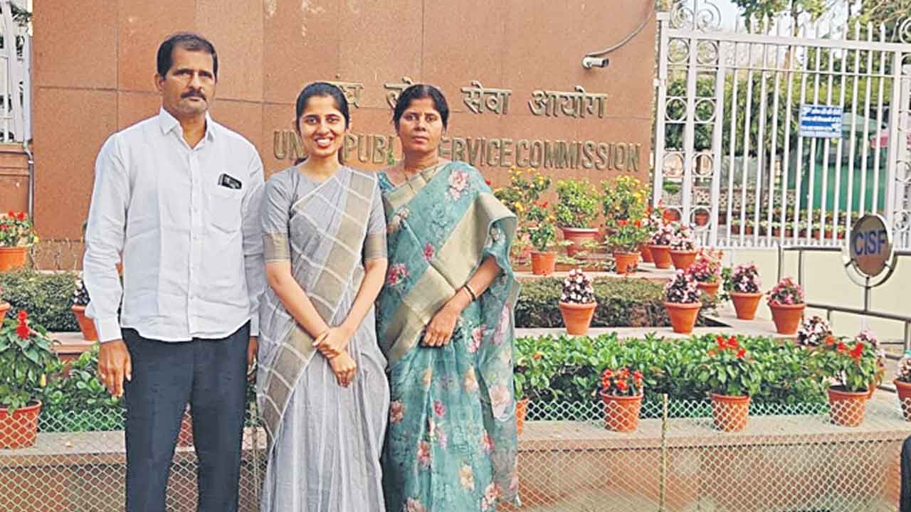 వ్యవసాయ కుటుంబం నుంచి ఐఏఎస్‌గా