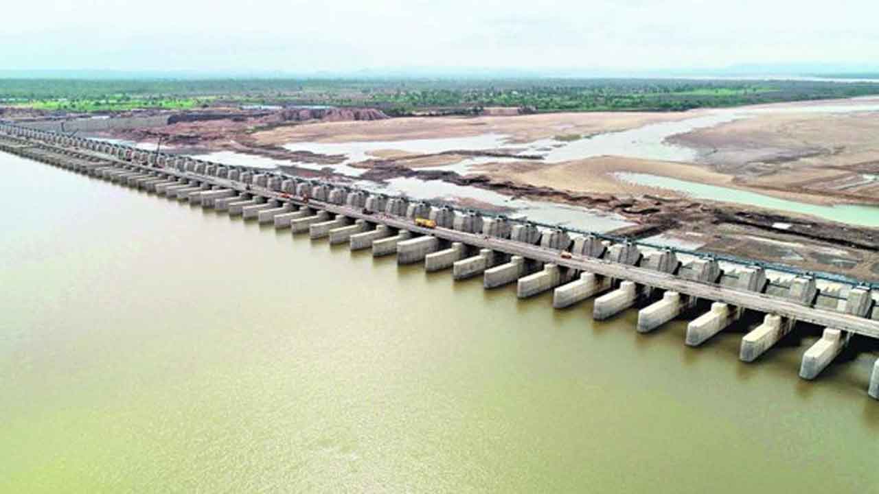 Annaram Barrage | అన్నారం బ్యారేజీలో ఇసుక మేటలు తొలగింపు పనులు ప్రారంభం