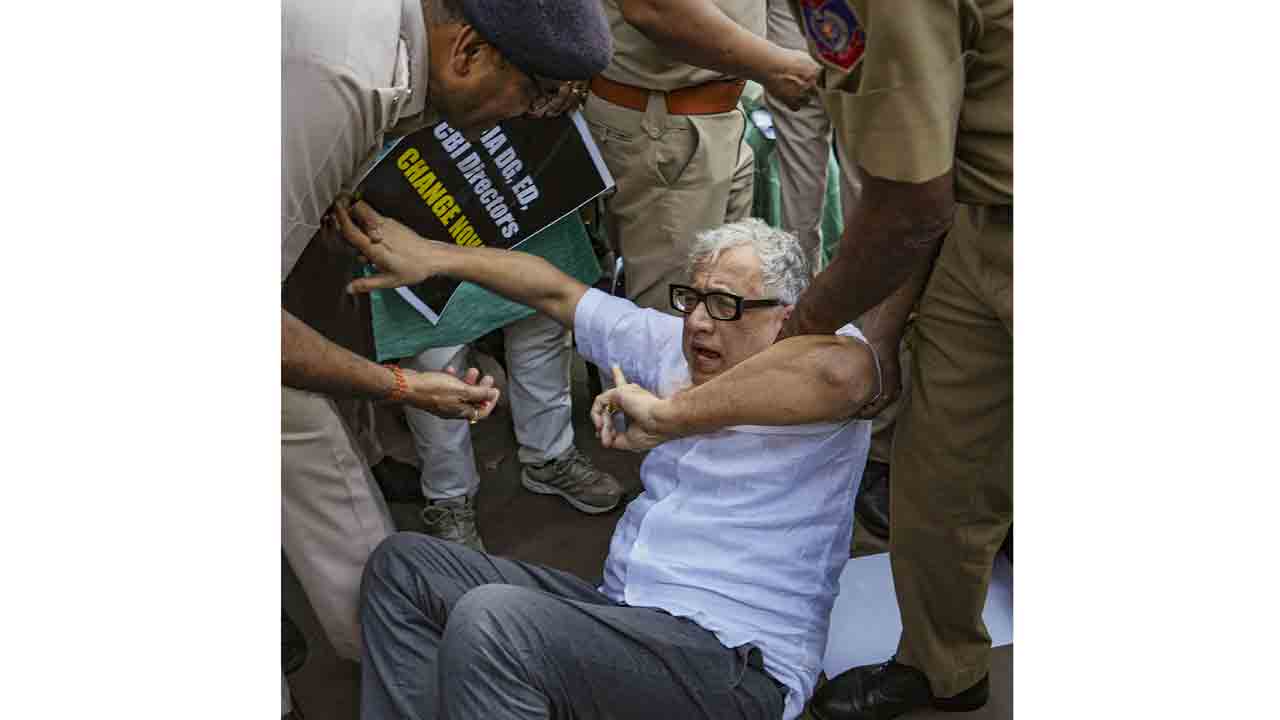 మోదీ గ్యారెంటీ అంటే జైల్లో వేయడమా?