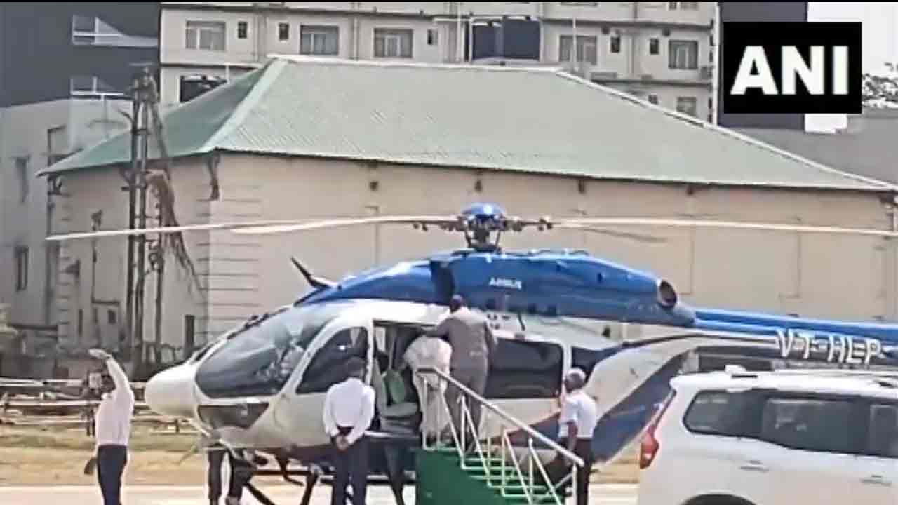 Mamata Banerjee: హెలికాప్ట‌ర్‌ సీటులో కూర్చోబోయి.. జారిప‌డ్డ బెంగాల్ సీఎం.. వీడియో