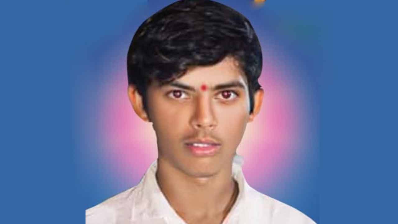 ధాన్యం తాలు పడుతుండగా