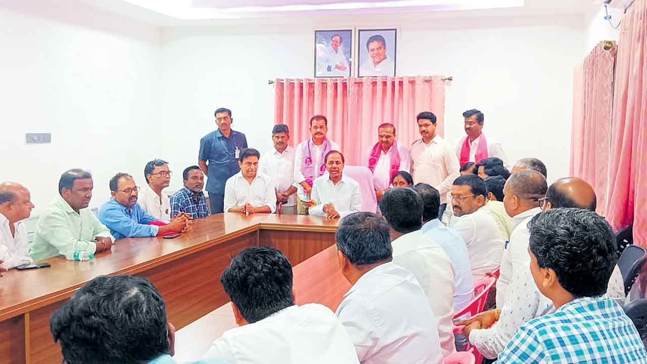 చేనేత బకాయిలియ్యకుంటే బజారుకీడుస్తం