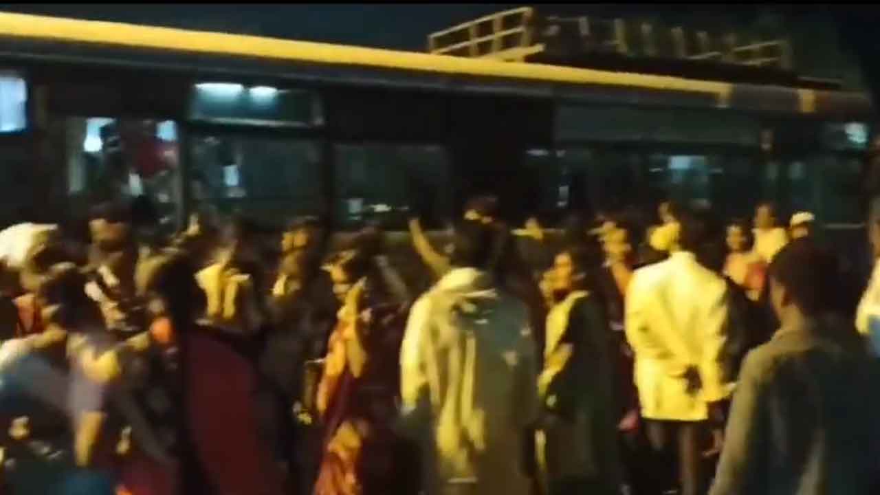 RTC Bus | తెలంగాణలో ప్రయాణమంటే హడలిపోతున్న జనం : వీడియో