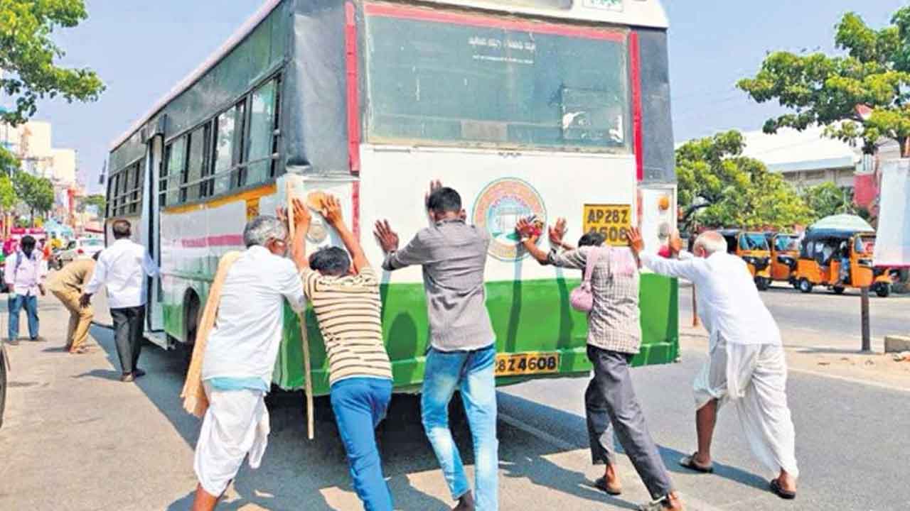 TS RTC | గుదిబండలా మారిన మహిళలకు ఉచిత బస్ ప్రయాణం..ఆర్టీసీ పుట్టి ముంచుతుందా?