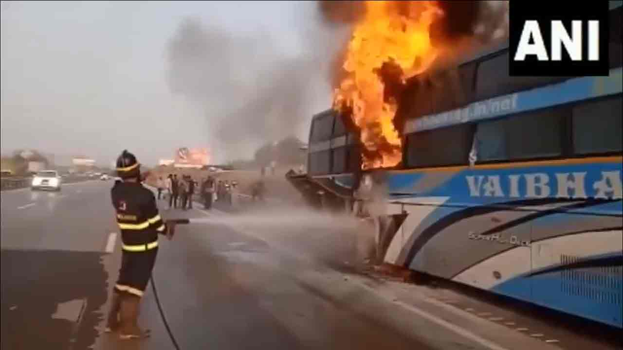 Maharastra: 36 మందితో వెళ్తున్న బ‌స్సుకు నిప్పు.. మంట‌ల్ని ఆర్పుతున్న అగ్నిమాప‌క సిబ్బంది.. వీడియో