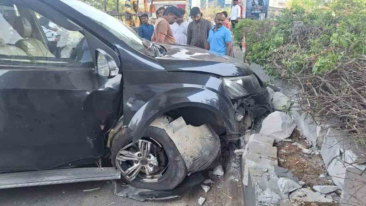 Accident | పల్లె రవి కుమార్‌కు తృటిలో తప్పిన ప్రమాదం