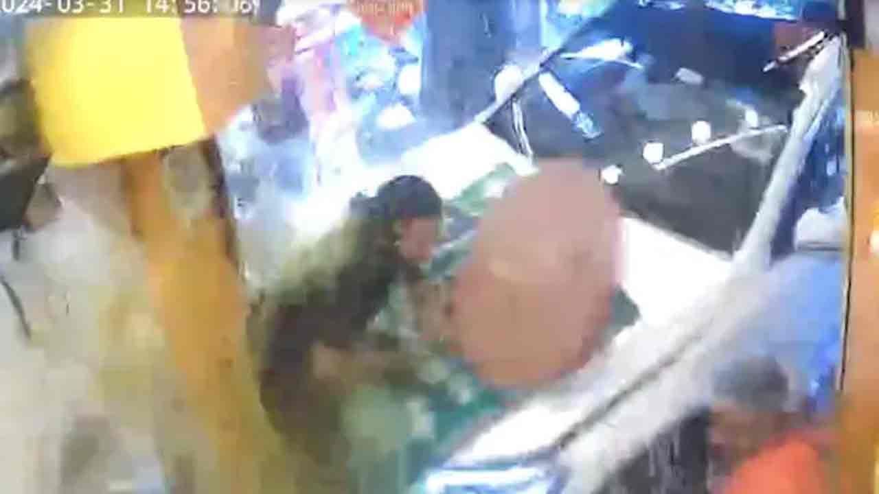 Mercedes Car: క‌చోరీ షాపులోకి దూసుకెళ్లిన కారు.. ఆరుగురికి గాయాలు.. వీడియో